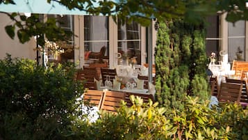 2 restaurants, breakfast, lunch, dinner served; Regional cuisine