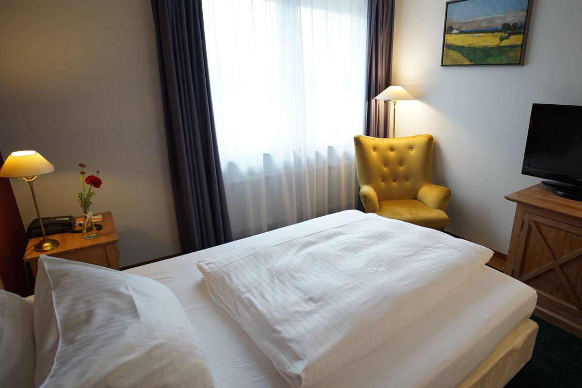Quarto solteiro | Roupas de cama antialérgicas, frigobar, cofres nos quartos