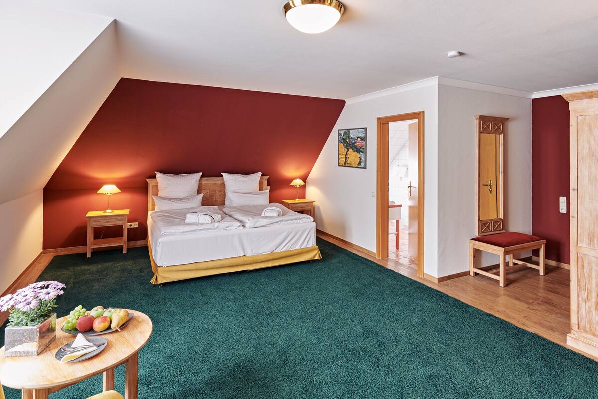 Quarto casal luxo | Roupas de cama antialérgicas, frigobar, cofres nos quartos