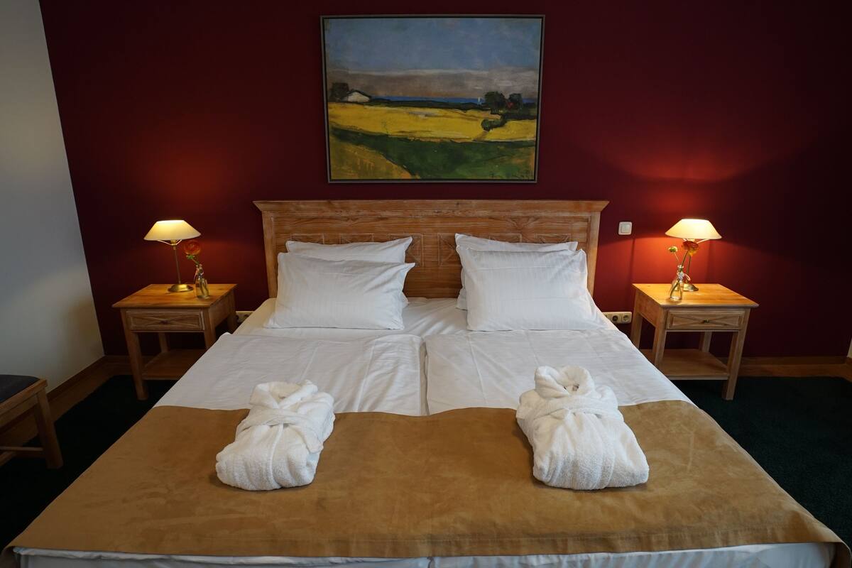 Quarto casal clássico | Roupas de cama antialérgicas, frigobar, cofres nos quartos