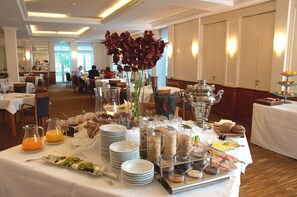 A buffet setup with various food items and beverages. - Hotel Eggers (Hamburg)