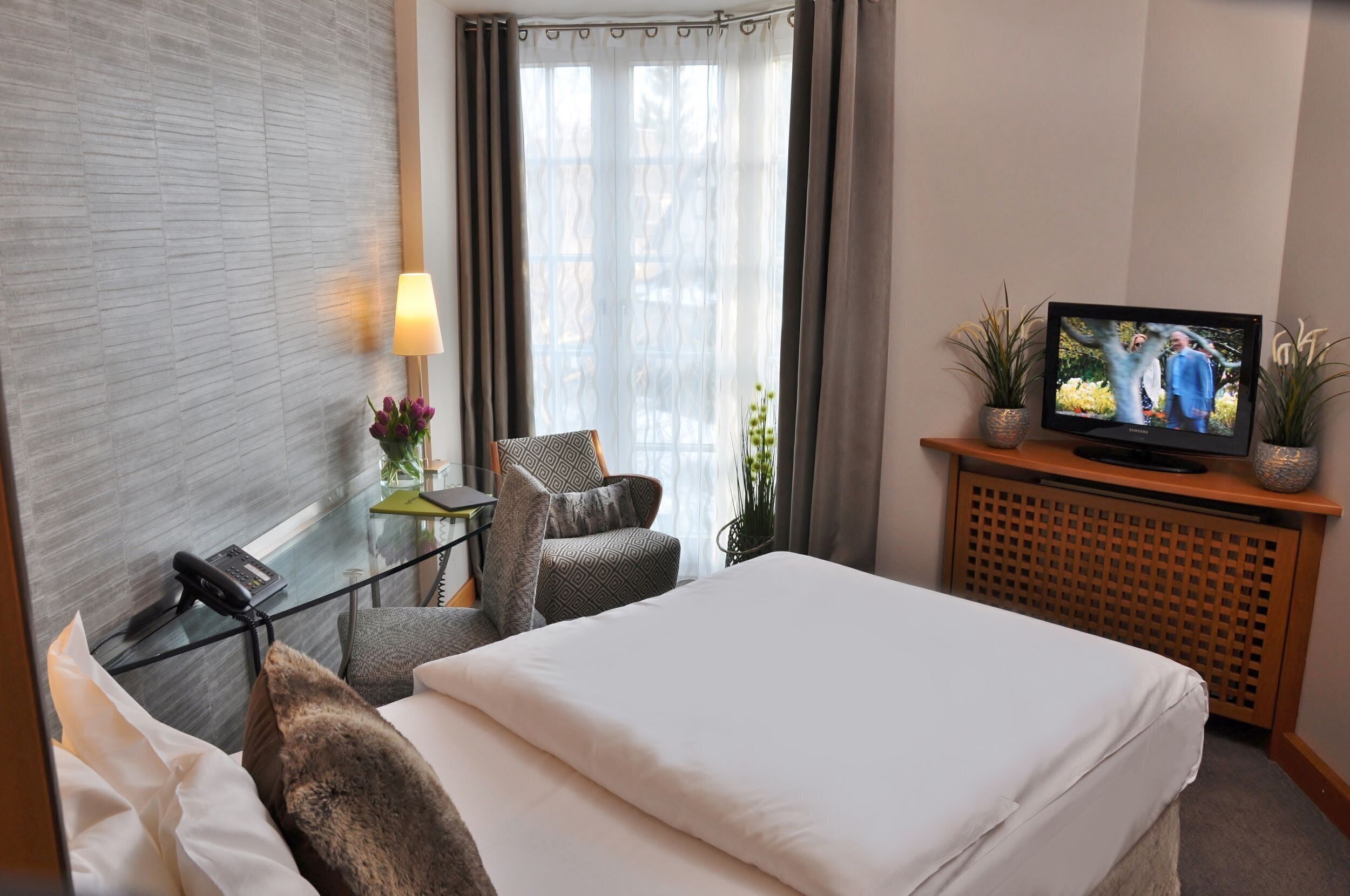 Allergikerbettwaren, Minibar, Zimmersafe, Schreibtisch