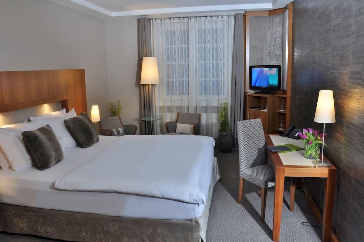 Hypo-allergenic bedding available, minibar, in-room safe, desk
