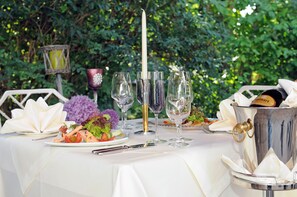 供应早餐、午餐和晚餐，国际美食，花园景观