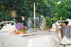 Frühstück, Mittagessen, internationale Küche, Blick auf den Garten