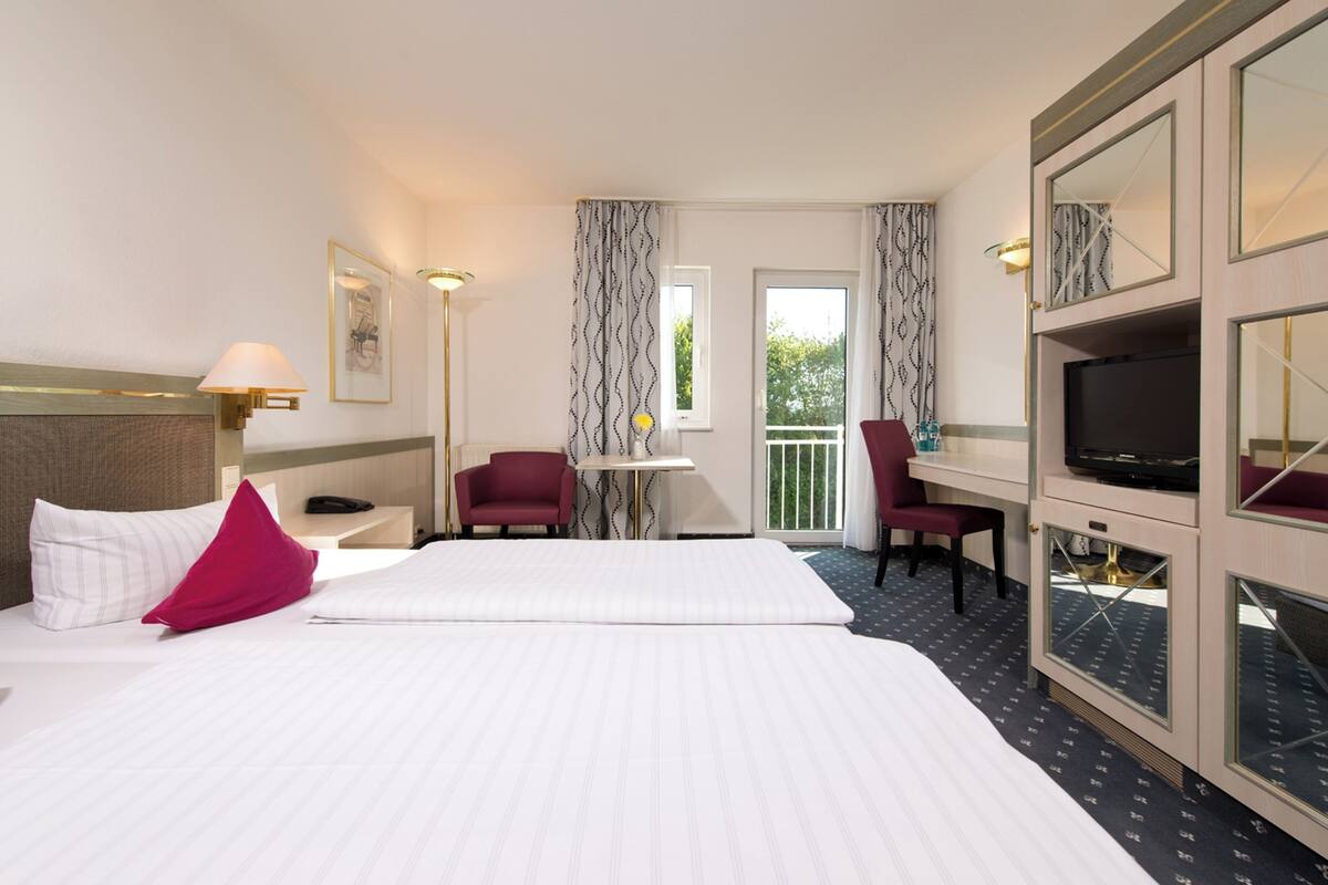 Hypo-allergenic bedding available, in-room safe, desk, WiFi (free)