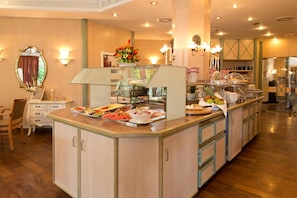 Tägliches Frühstücksbuffet (21 EUR pro Person)