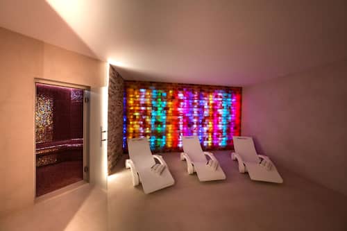 Sauna, steam room