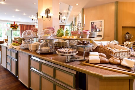Desayuno buffet todos los días (con cargo). ACHAT Hotel Reilingen Walldorf