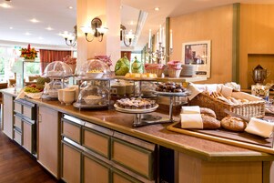 Tägliches Frühstücksbuffet (19 EUR pro Person)