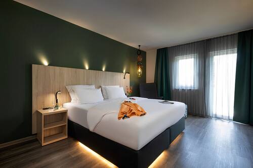 Hypo-allergenic bedding, in-room safe, desk, free WiFi