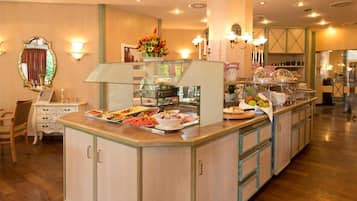 Tägliches Frühstücksbuffet (21 EUR pro Person)