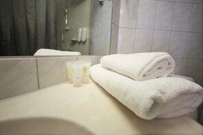 Superior King Size Room | Bathroom | Shower, hair dryer, towels