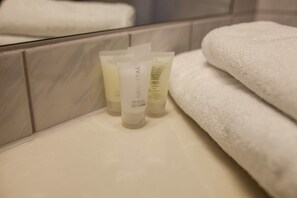 Superior King Size Room | Bathroom amenities | Shower, hair dryer, towels