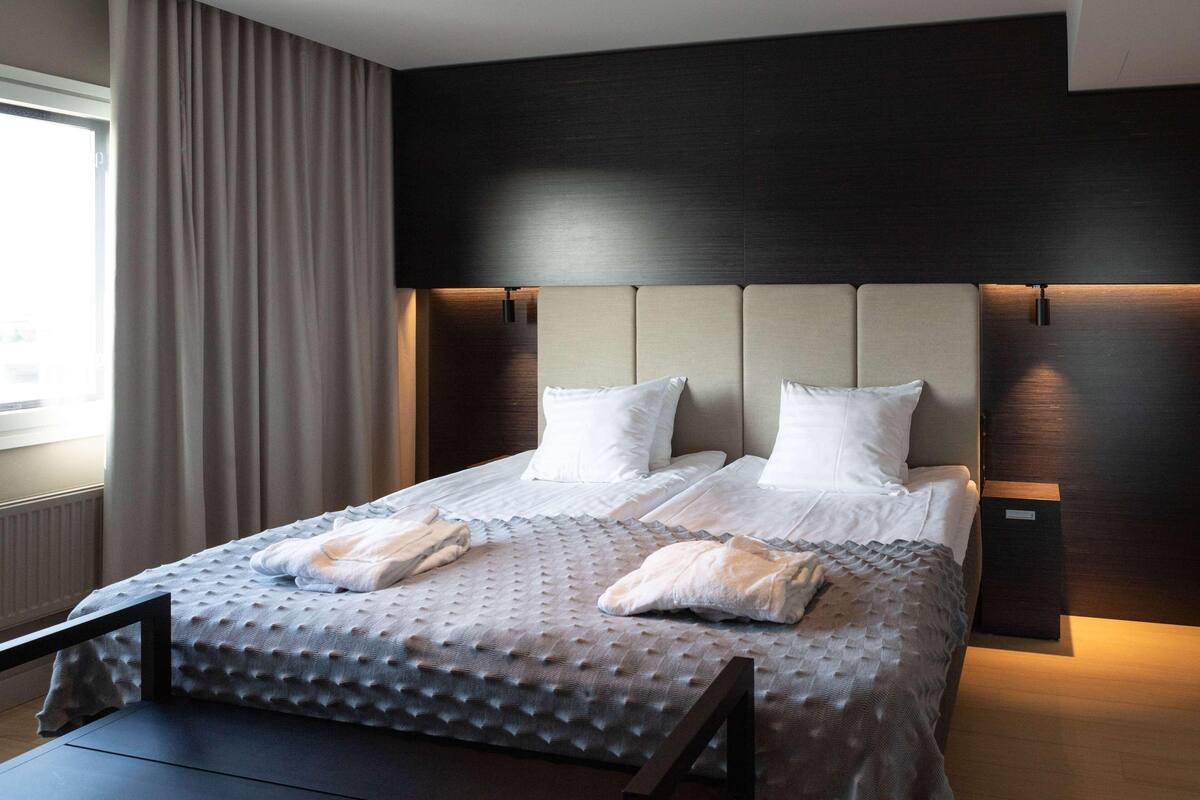 Schreibtisch, Verdunkelungsvorhänge, schallisolierte Zimmer