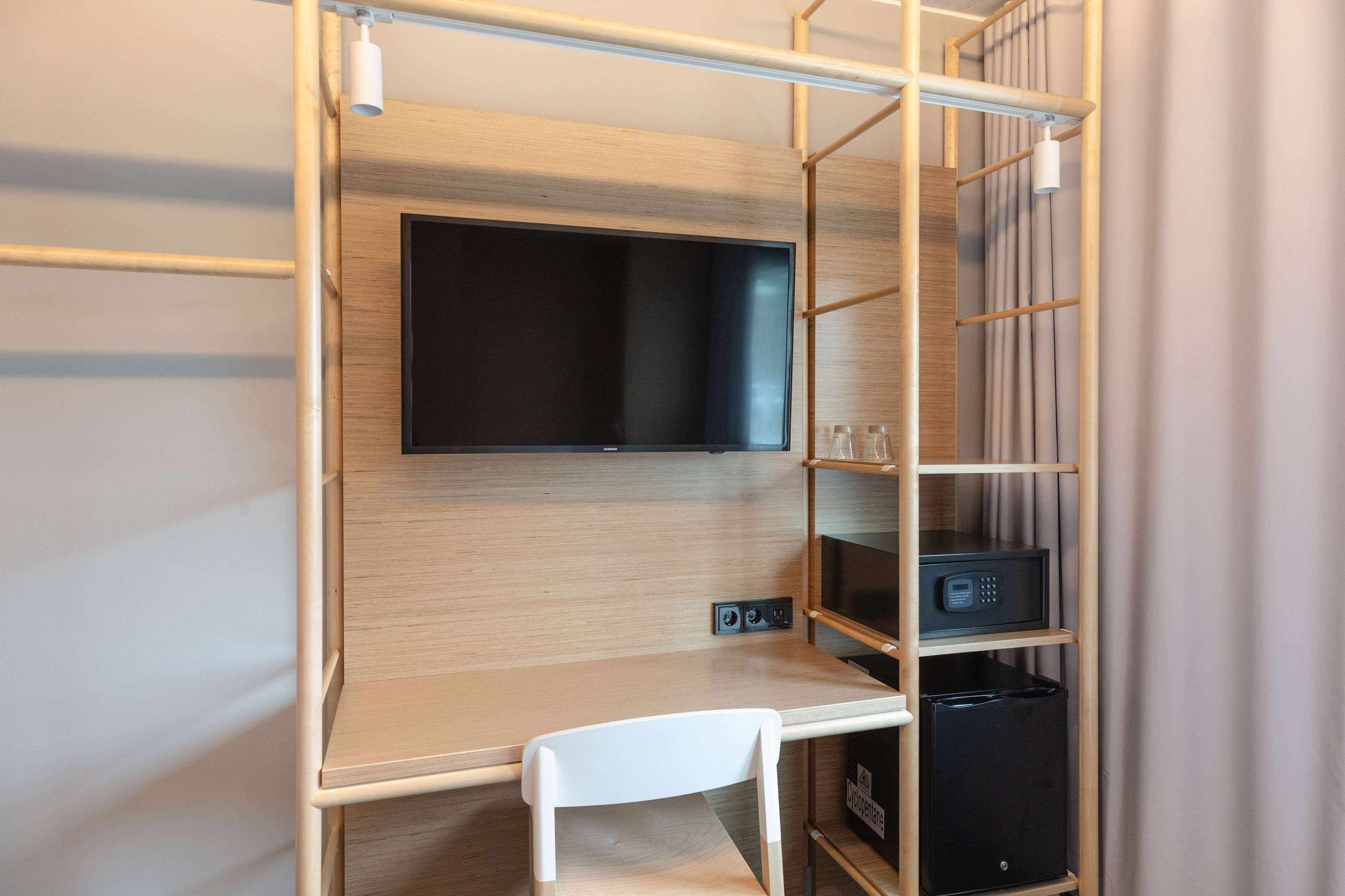 1 bedroom, desk, blackout curtains, soundproofing