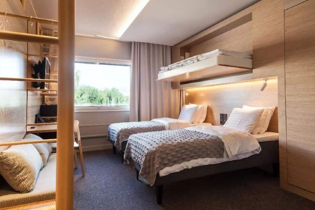 Escritorio, cortinas opacas, sistema de insonorización y wifi gratis