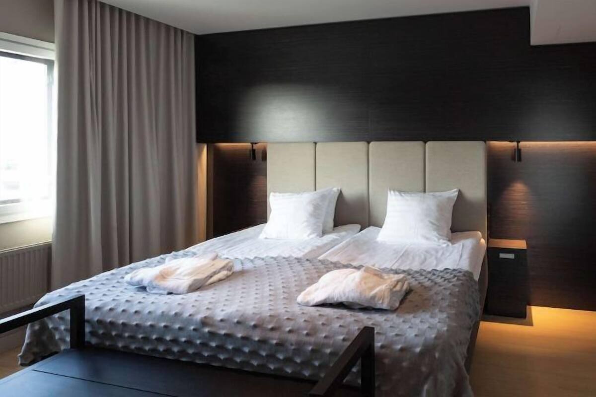 Escritorio, cortinas opacas, sistema de insonorización y wifi gratis