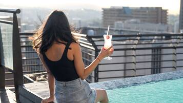 Hồ bơi ngoài trời, ghế dài tắm nắng