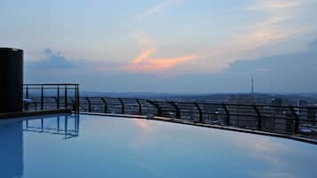 Piscina all'aperto, lettini