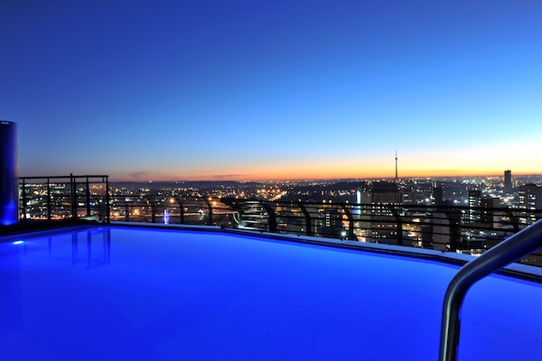 Alberca al aire libre y camastros