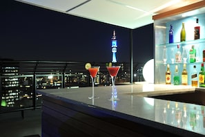 Poolside bar