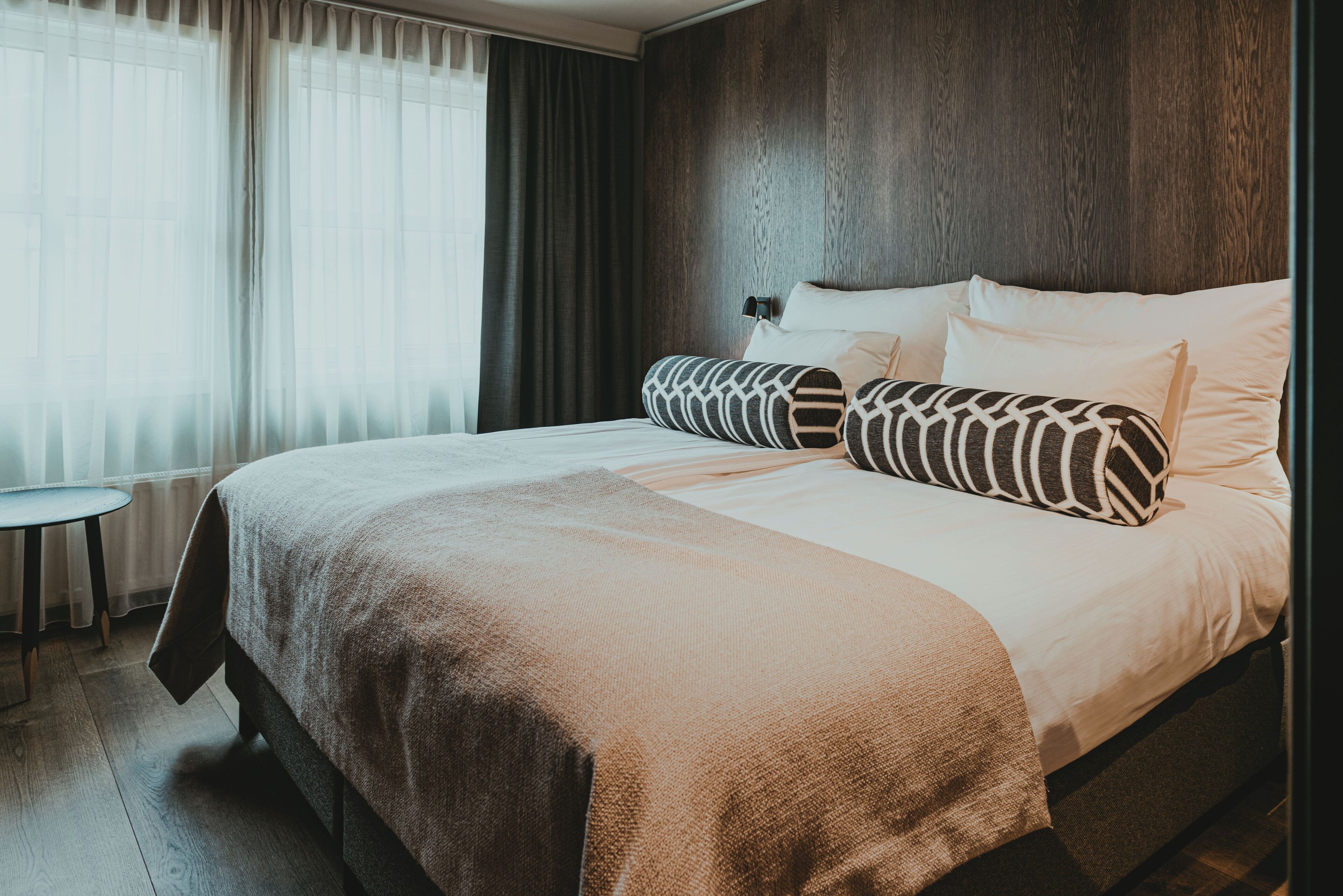 Ropa de cama de alta calidad, minibar y cortinas blackout 