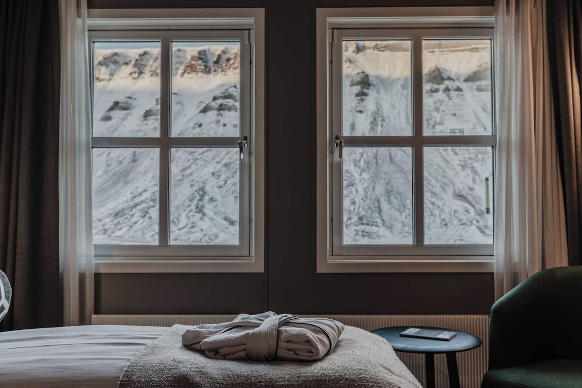 Ropa de cama de alta calidad, minibar y cortinas blackout