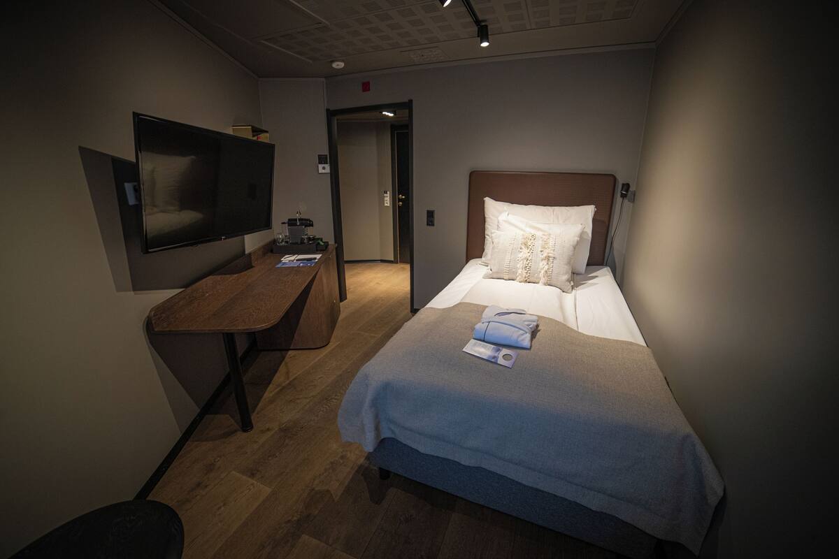 Ropa de cama de alta calidad, minibar y cortinas blackout