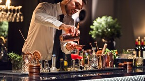 يقدم الغداء والعشاء