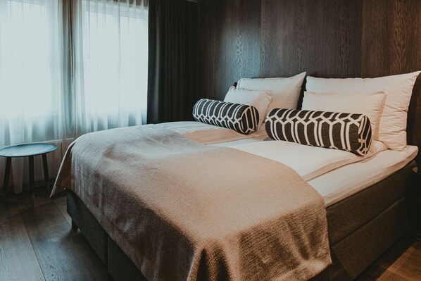 SÀngtillbehör av högsta kvalitet, minibar och mörklÀggningsgardiner