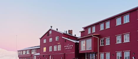 Vista frontal de la propiedad