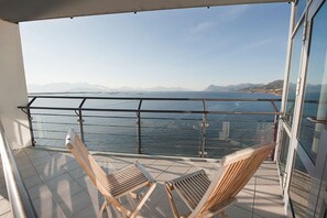 Chambre supérieure, 1 très grand lit, balcon | Vue de la chambre