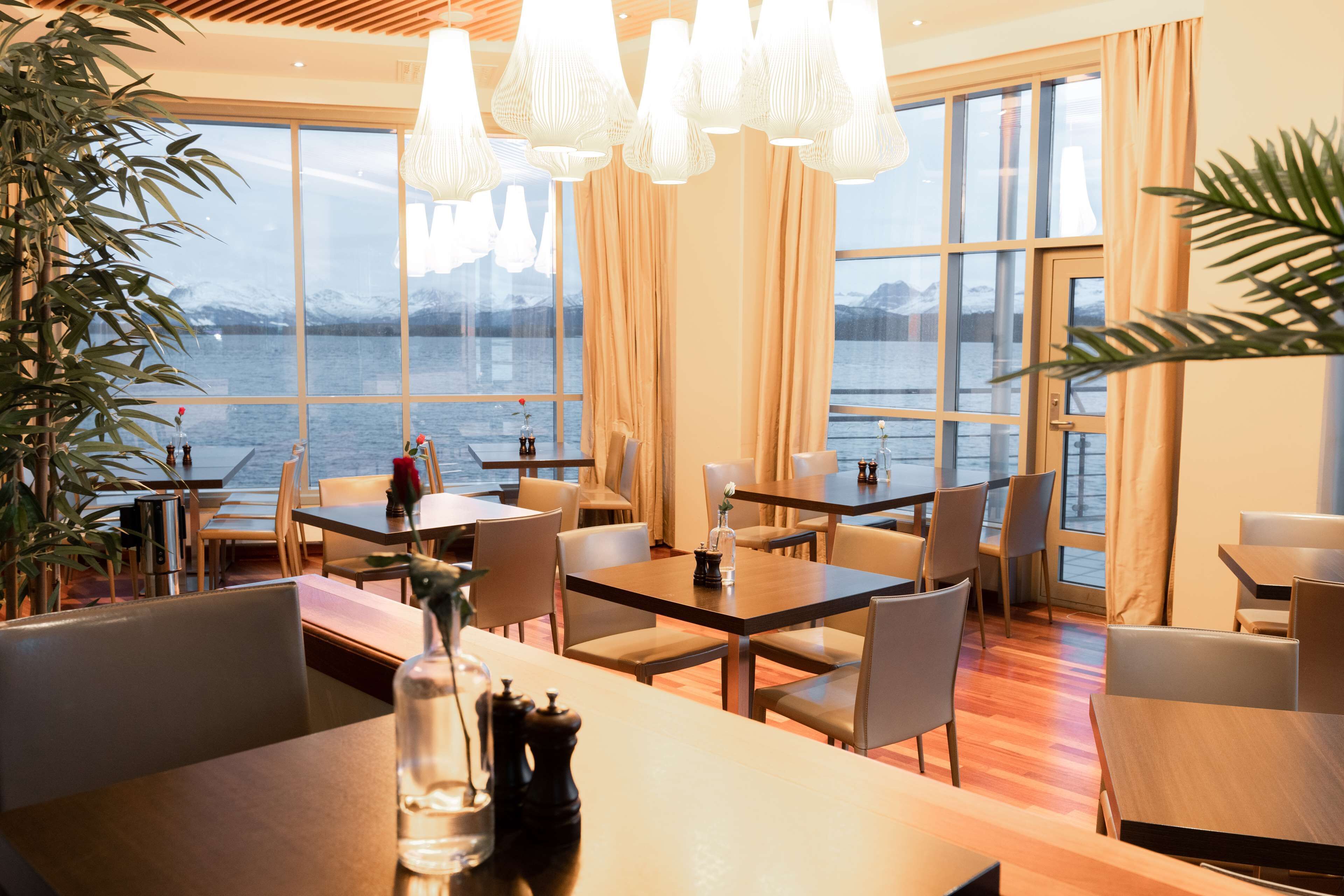 free buffet breakfast