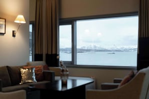 Escritorio, wifi gratis y ropa de cama