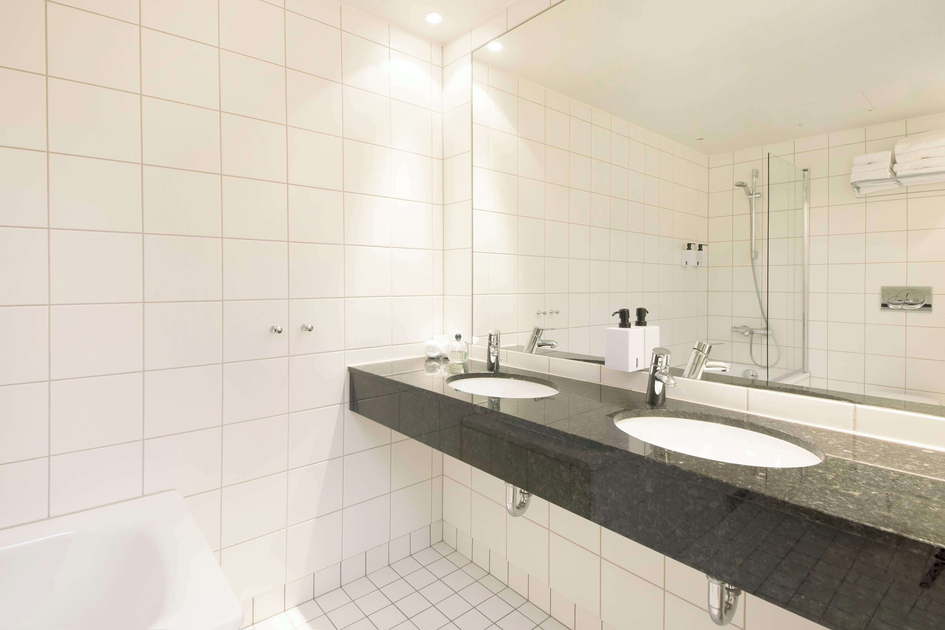 1 bedroom, desk, free wifi, bed sheets