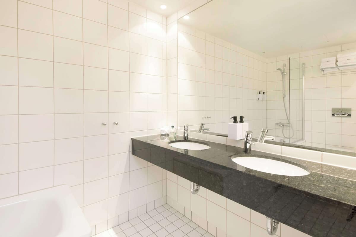 1 bedroom, desk, free wifi, bed sheets