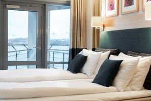 Superior Room, 1 King Bed, Balcony | 1 bedroom, desk, soundproofing, free WiFi
