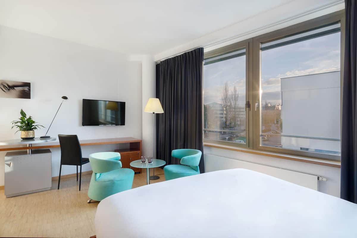 1 bedroom, premium bedding, in-room safe, desk