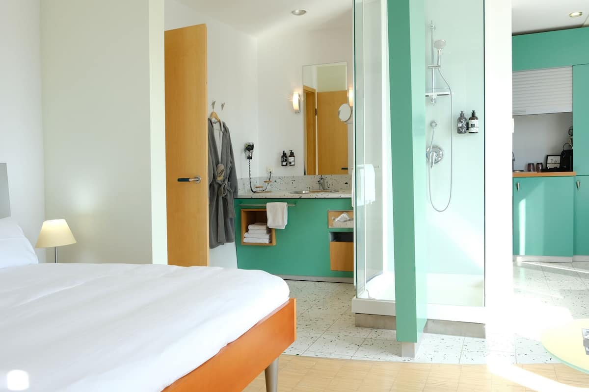 Premium bedding, in-room safe, desk, laptop workspace
