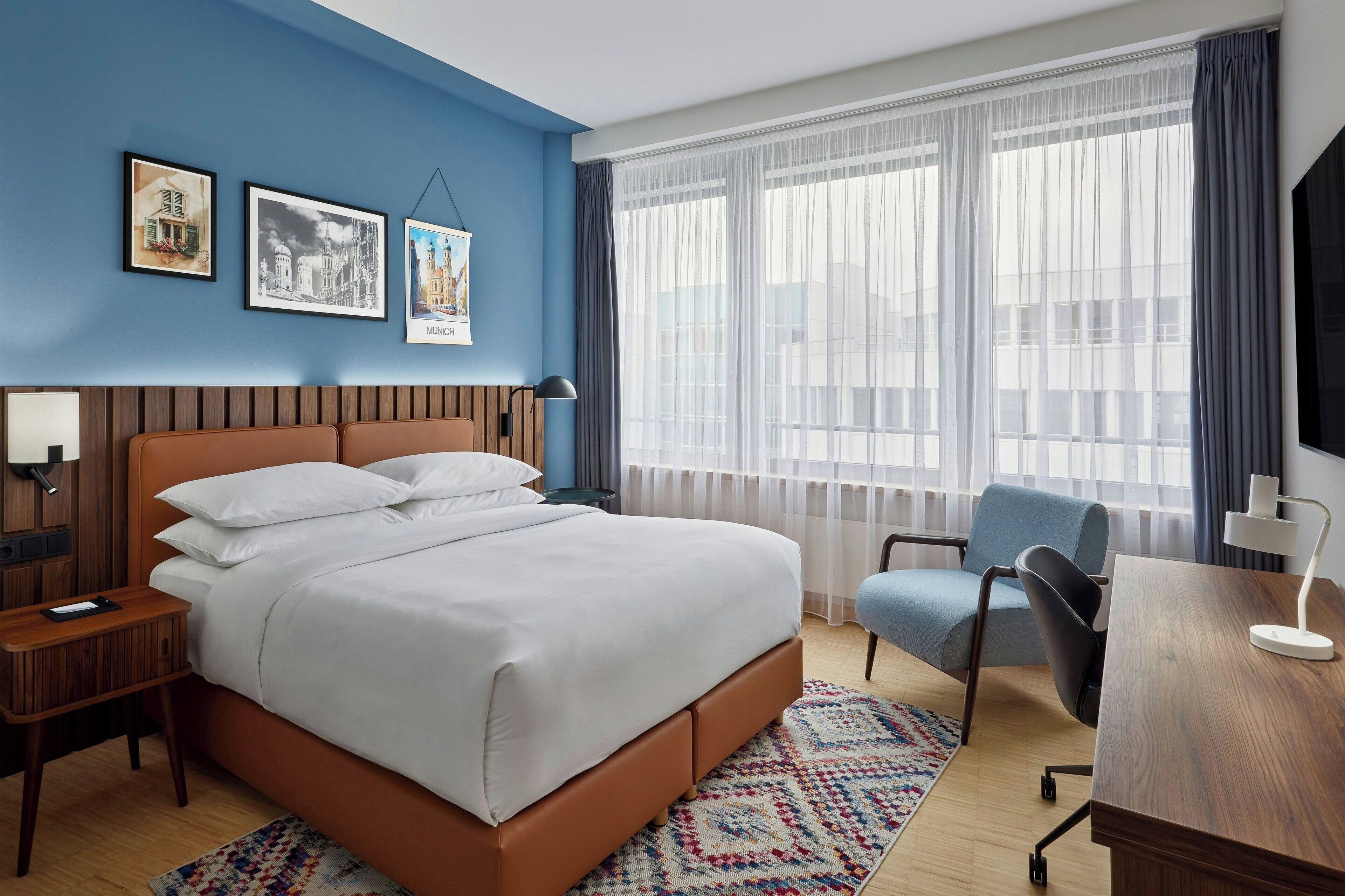 Standard Room, 1 Queen Bed | Premium bedding, in-room safe, desk, laptop workspace