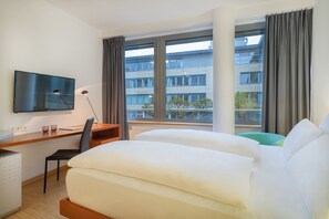 Innside Guestroom | Premium bedding, free minibar, in-room safe, desk