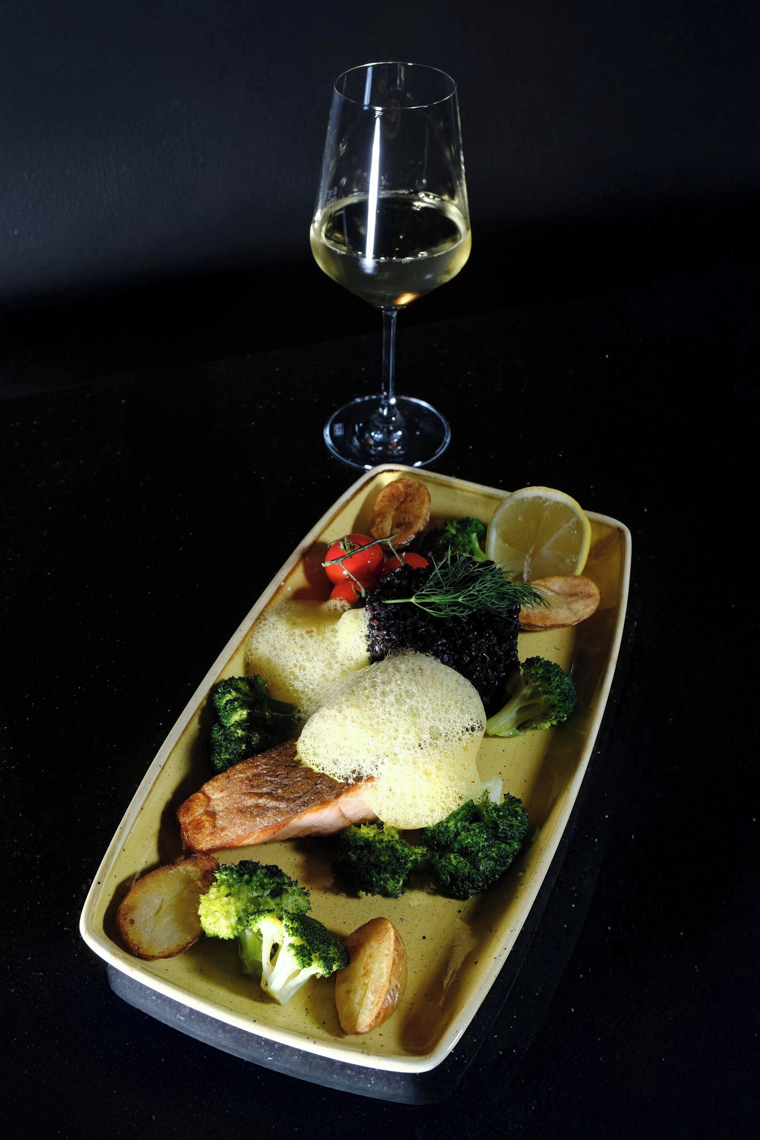 breakfast, lunch served; international cuisine, al fresco dining