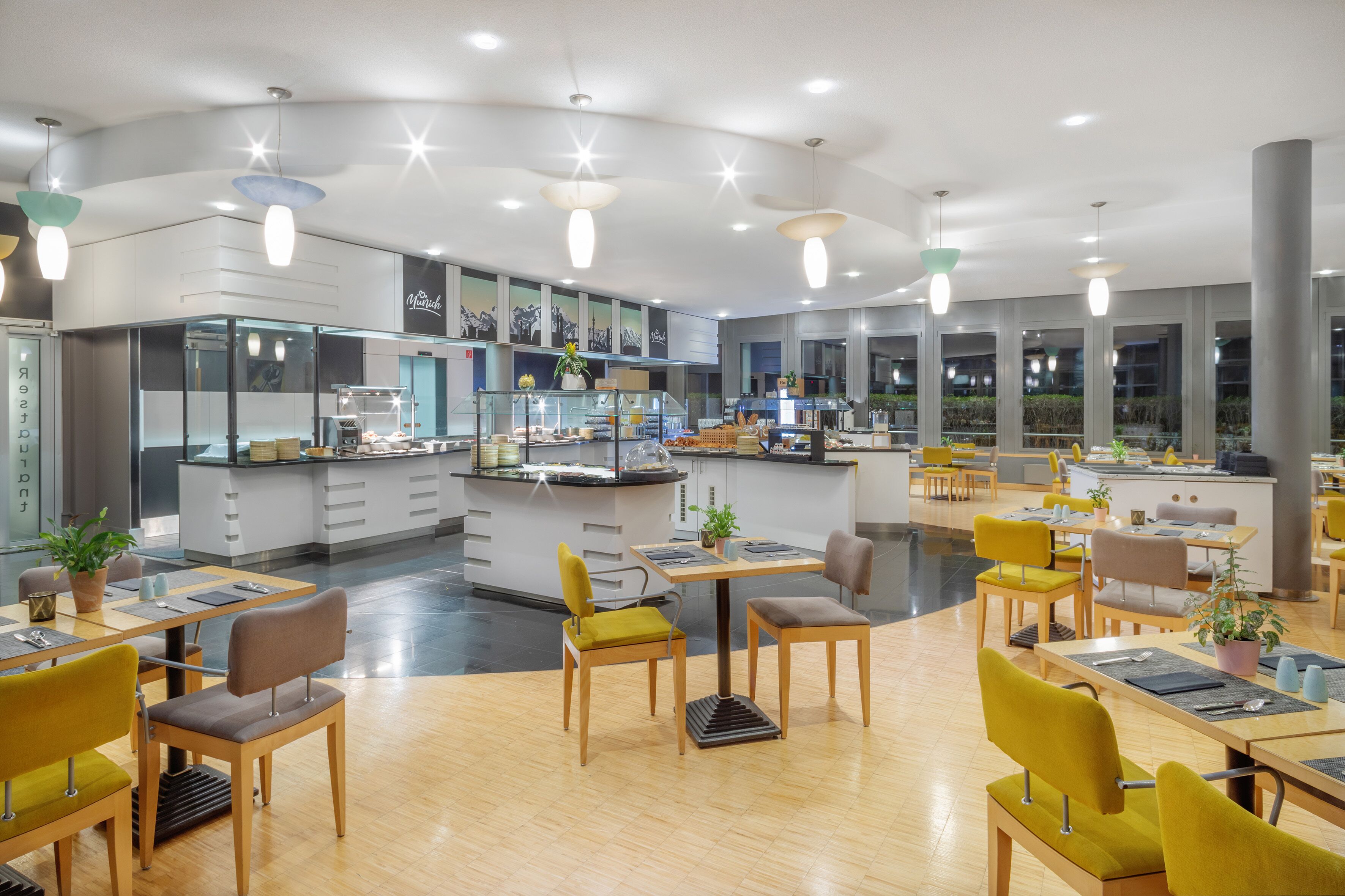 breakfast, lunch served; international cuisine, al fresco dining