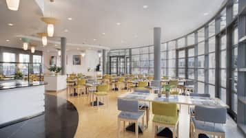 Café da manhã com buffet todos os dias (EUR 22 por pessoa)