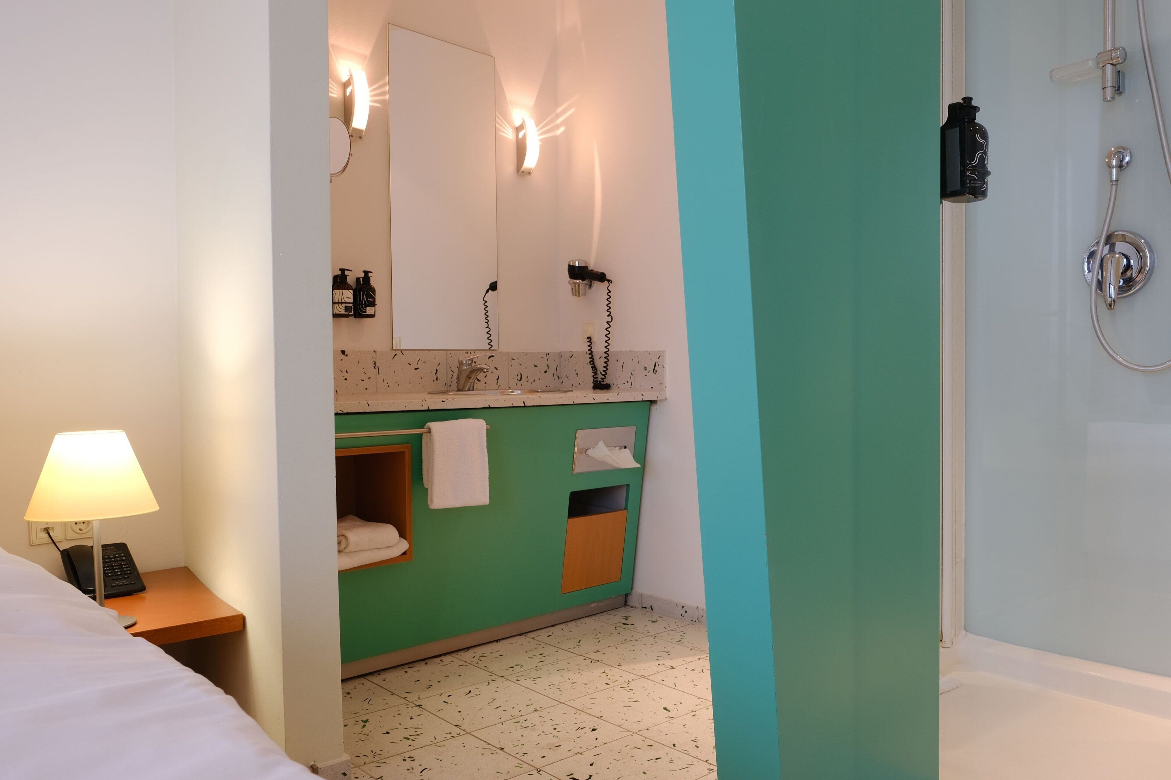 shower, free toiletries, hair dryer, towels