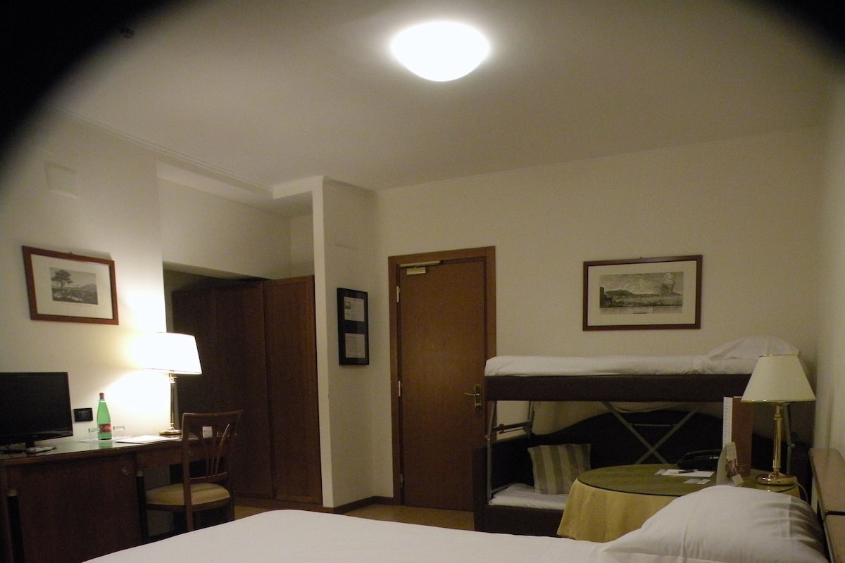 Chambre familiale | Literie de qualité, couette en duvet, minibar, coffre-fort