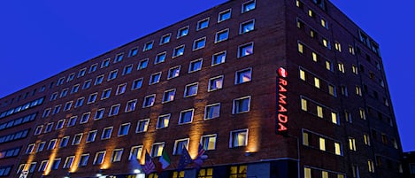 Bagian depan properti - sore/malam