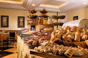 Colazione a buffet a pagamento, servita tutte le mattine 