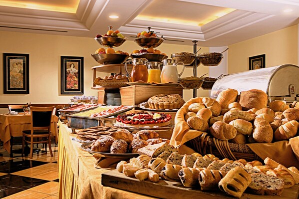 Daily buffet breakfast (EUR 14 per person) - Ramada by Wyndham Naples (Naples)